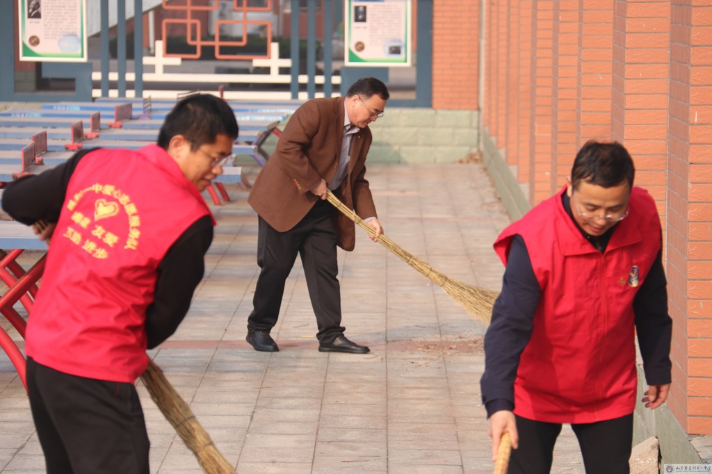 垦利一中开展植树节党员志愿服务活动