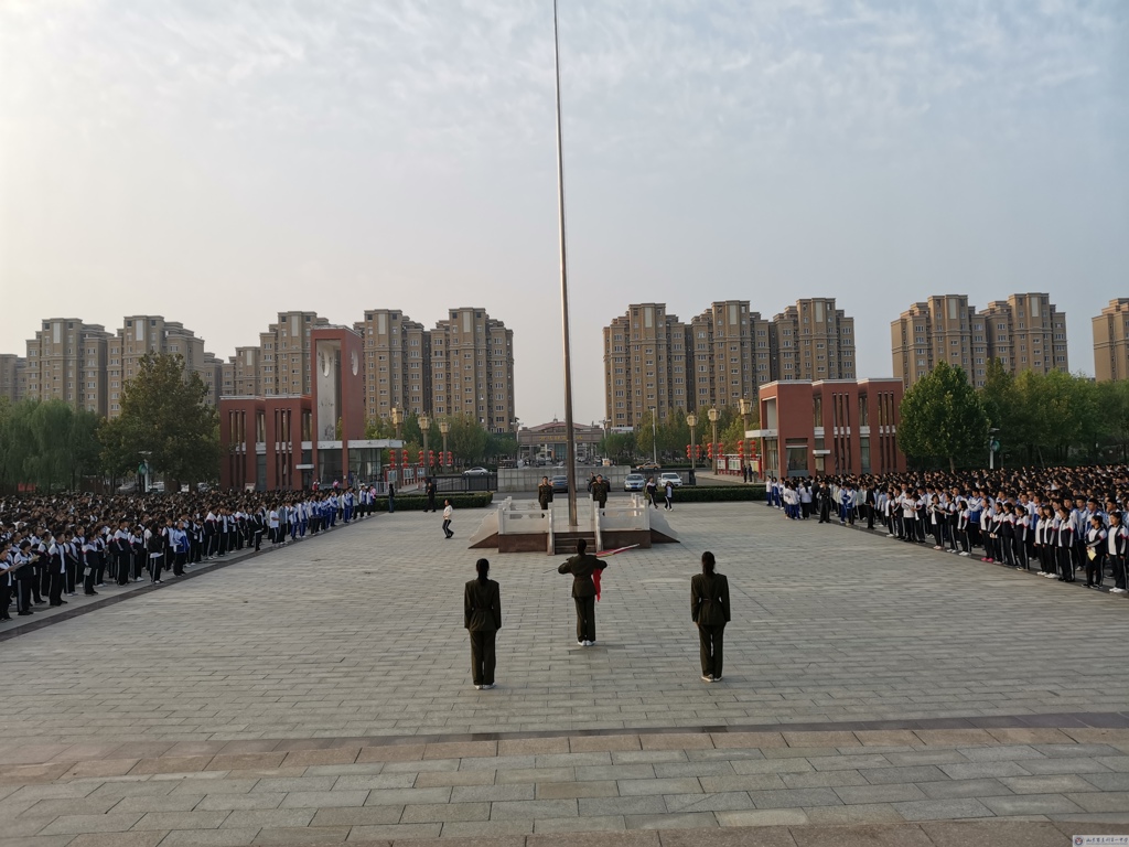 垦利一中举行“勿忘国耻振兴中华”主题升旗仪式