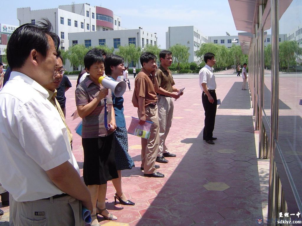 市检查组检查我校的安全管理专项整治