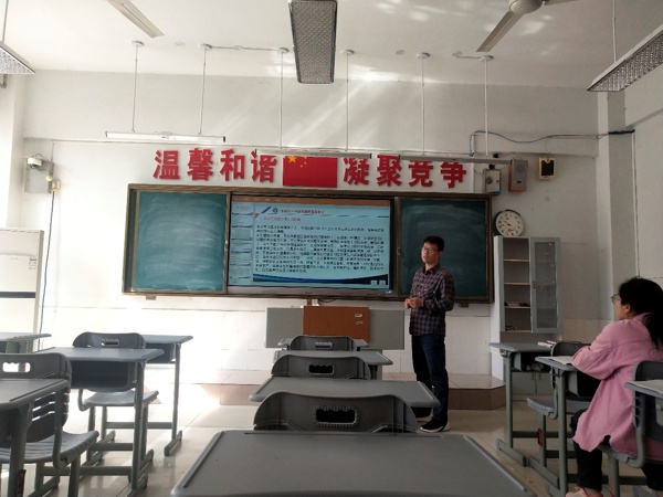 人们在看台上的人在房间里

中度可信度描述已自动生成