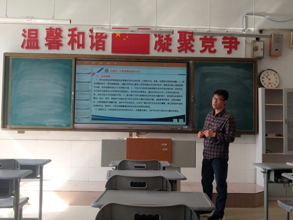 人站在房间里玩体感游戏

中度可信度描述已自动生成