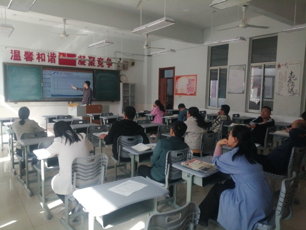 人们在房间里的餐厅

中度可信度描述已自动生成