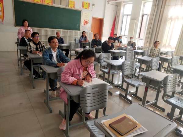 一群人在餐厅里

中度可信度描述已自动生成