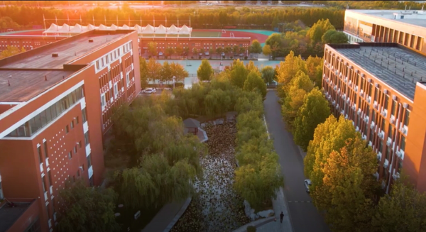 航拍夕阳下美丽的校园