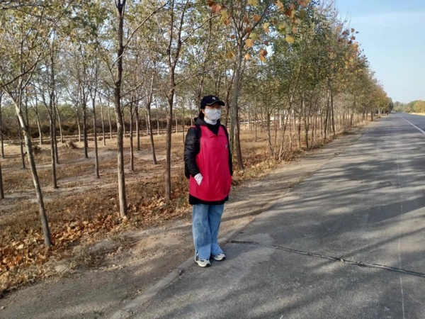 人在树林旁的路上走

描述已自动生成