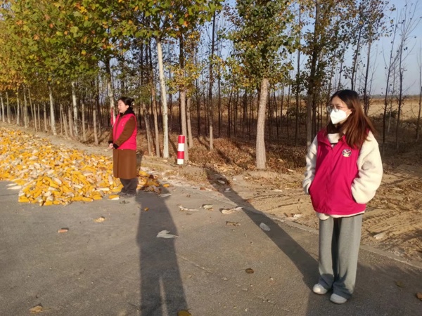女孩走在路上

描述已自动生成
