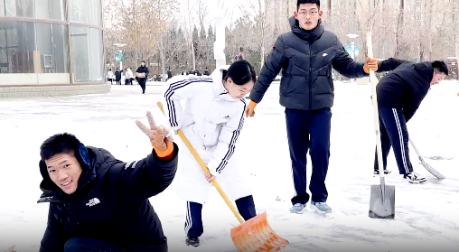 高二年级部扫雪活动