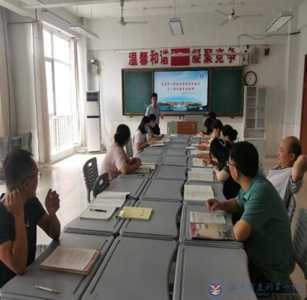 一群人在厨房里做饭

中度可信度描述已自动生成