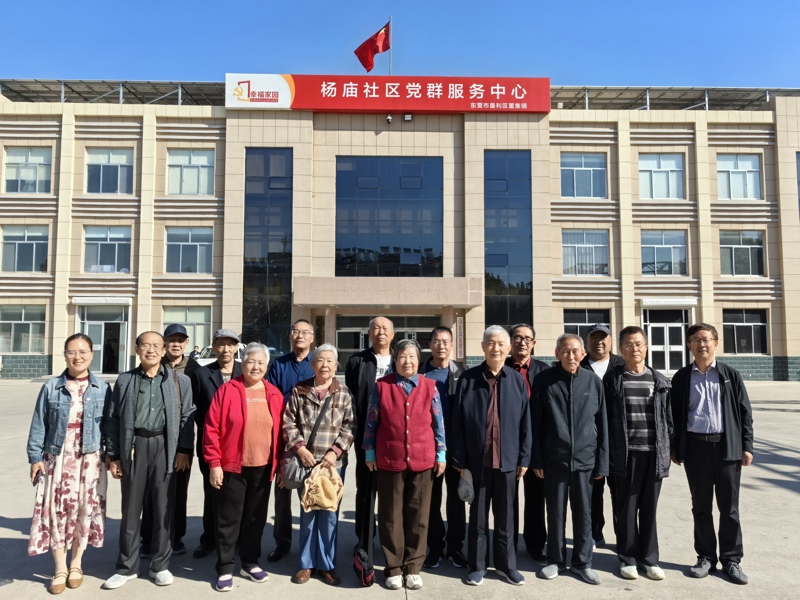 垦利校区重阳节敬老行：退休教师走进杨庙社区，感受校园变化