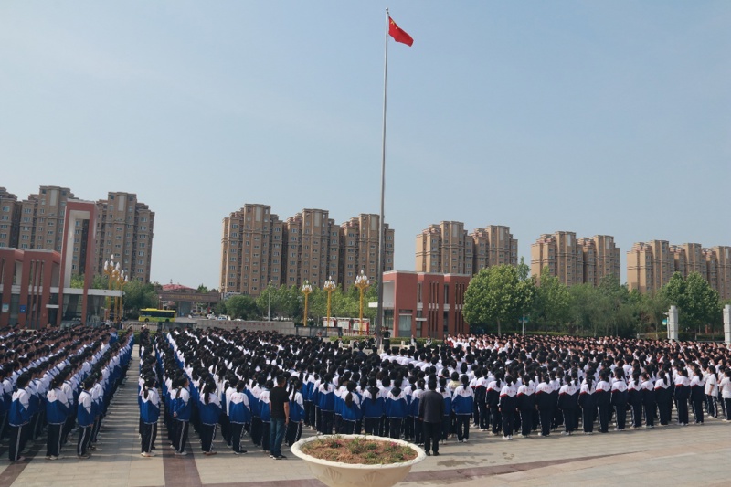 许多人在放风筝&#xA;&#xA;中度可信度描述已自动生成