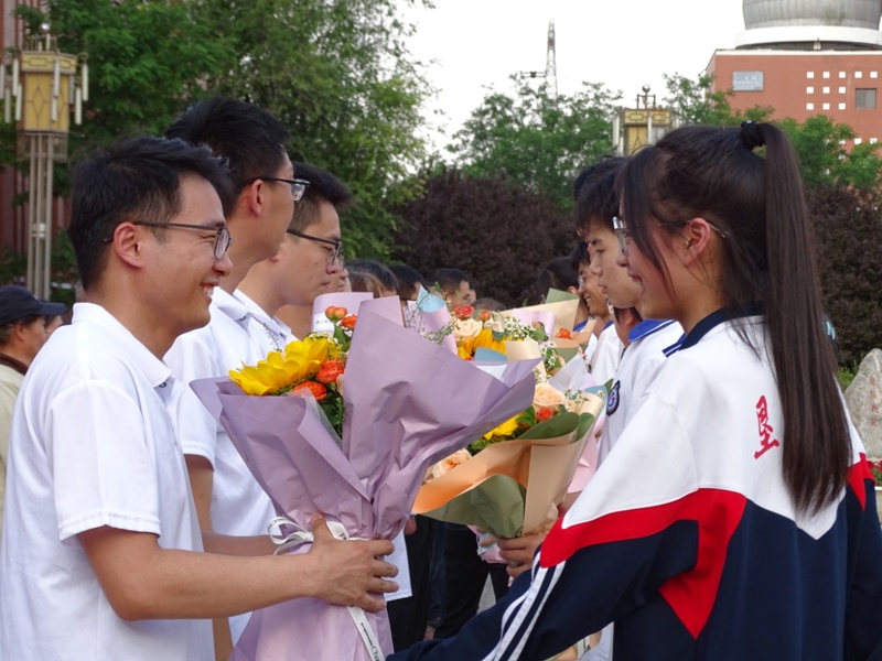 C:\Users\Administrator\Desktop\2024-610高三毕业典礼_宣传照片\DSC04082.JPG
