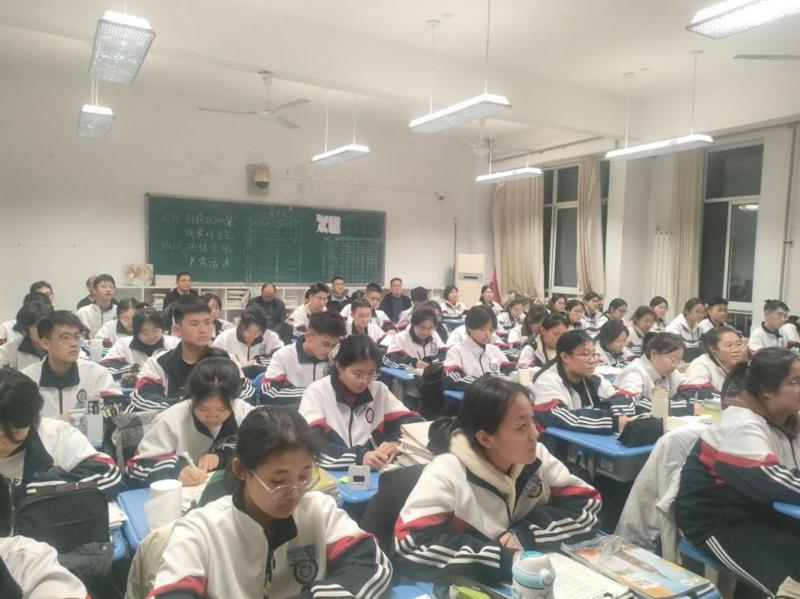 厉兵秣马，共赴期末——2024级11班举行期末备考主题班会，助力学子冲刺期末
